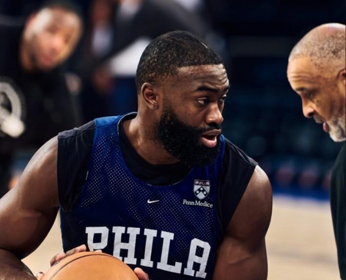 NBA常规赛，在76人对阵卫冕冠军尼克斯的比赛中，出现了非常奇葩的一幕。第二节比