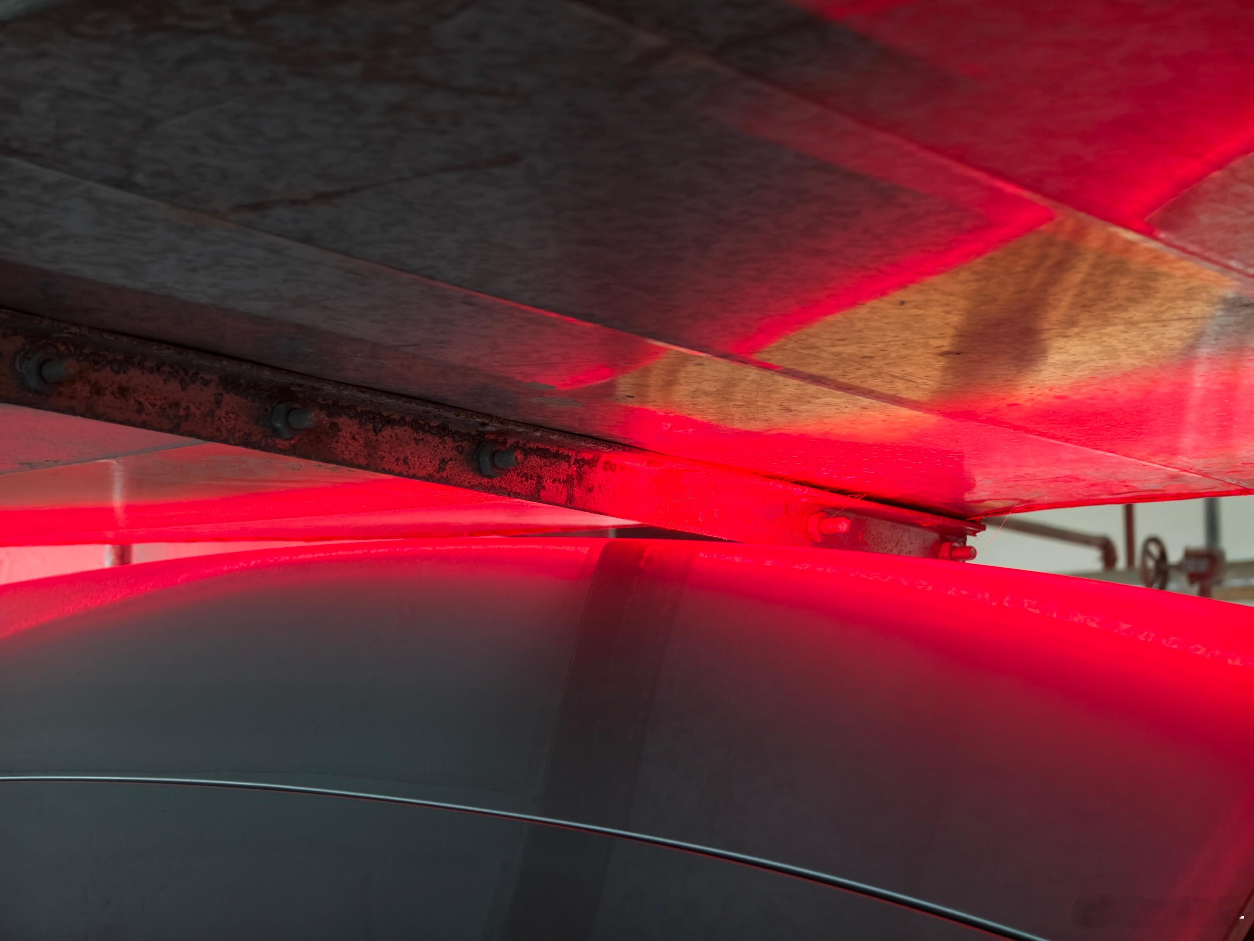 看着像是碰到了，但其实就差那么一点点！哈哈哈，什么叫做极限啊！ 智驾数码团