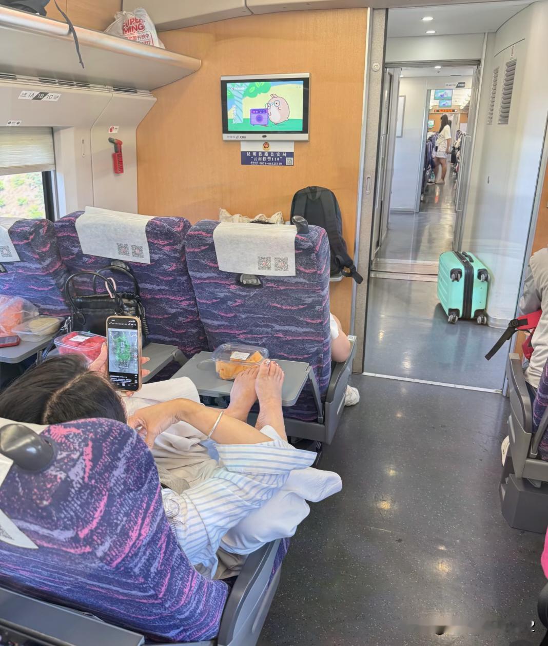 为什么乘务员从她旁边经过两次都没有阻止她这个高抬脚行为？