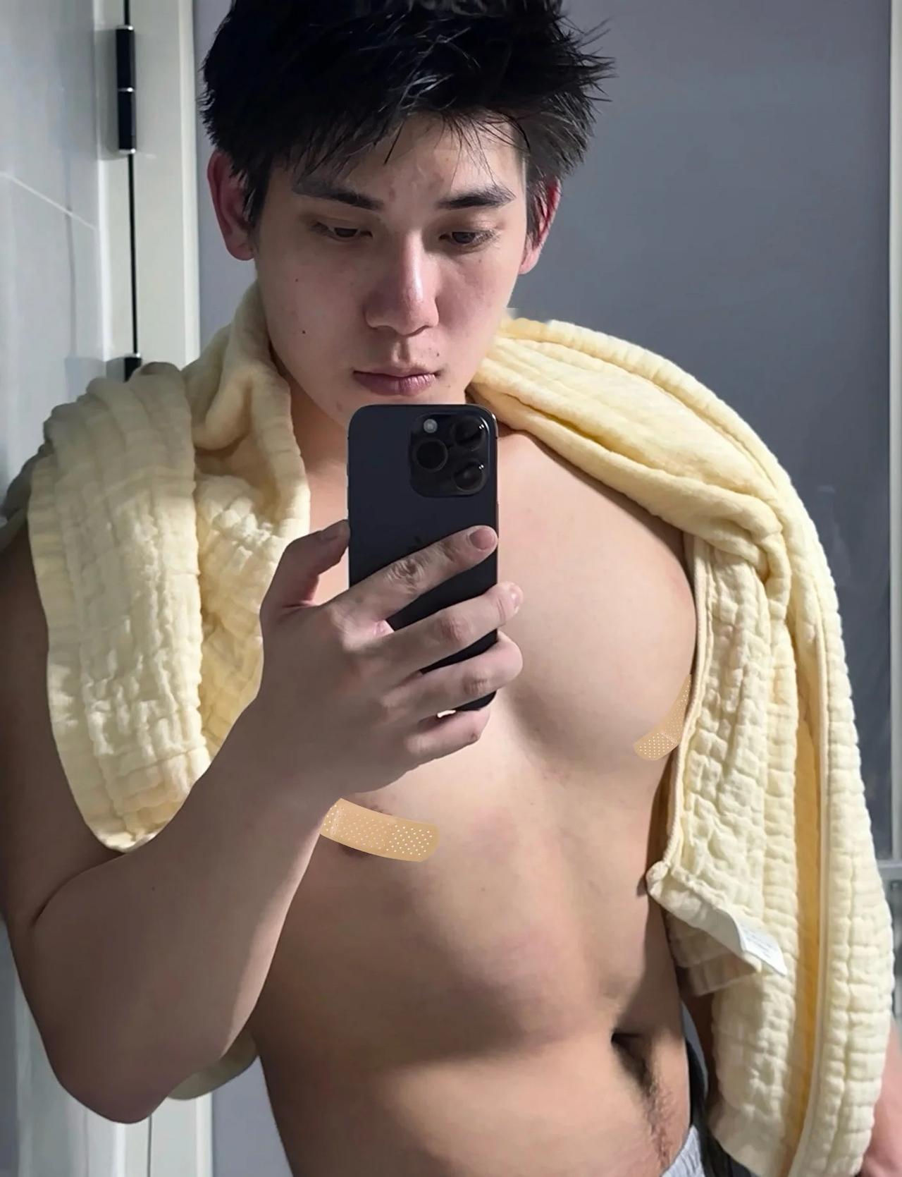 浴袍男孩
1 洗澡 眯眯眼男孩