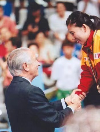 #邓亚萍回忆奥运外国选手疯抢烤鸭##中餐厅# 邓亚萍的回忆中，奥运外国选手对烤鸭