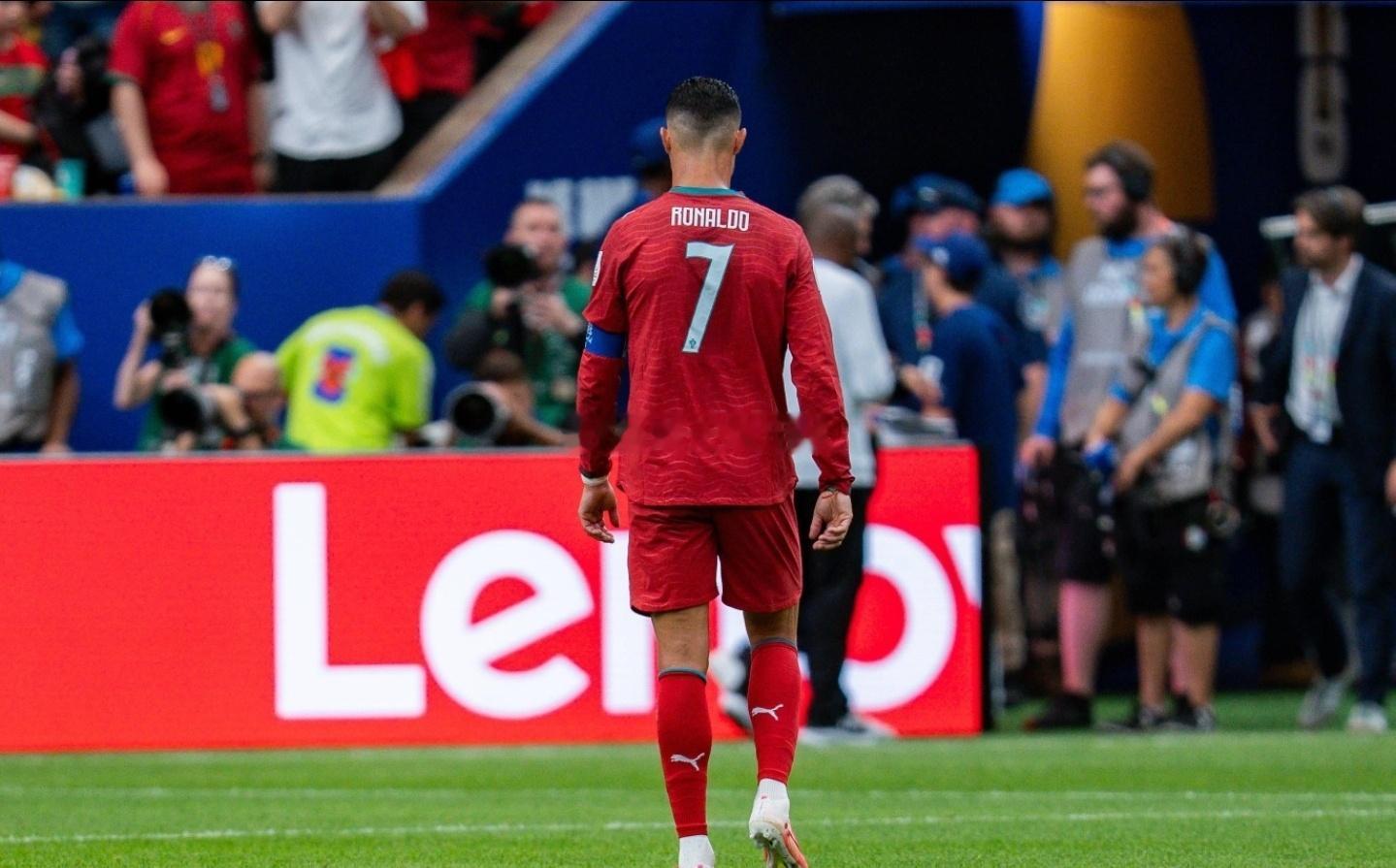 世界杯第十三比赛日来袭⚽葡萄牙急需取胜，争夺小组赛首胜；英格兰全力出击，力求提前