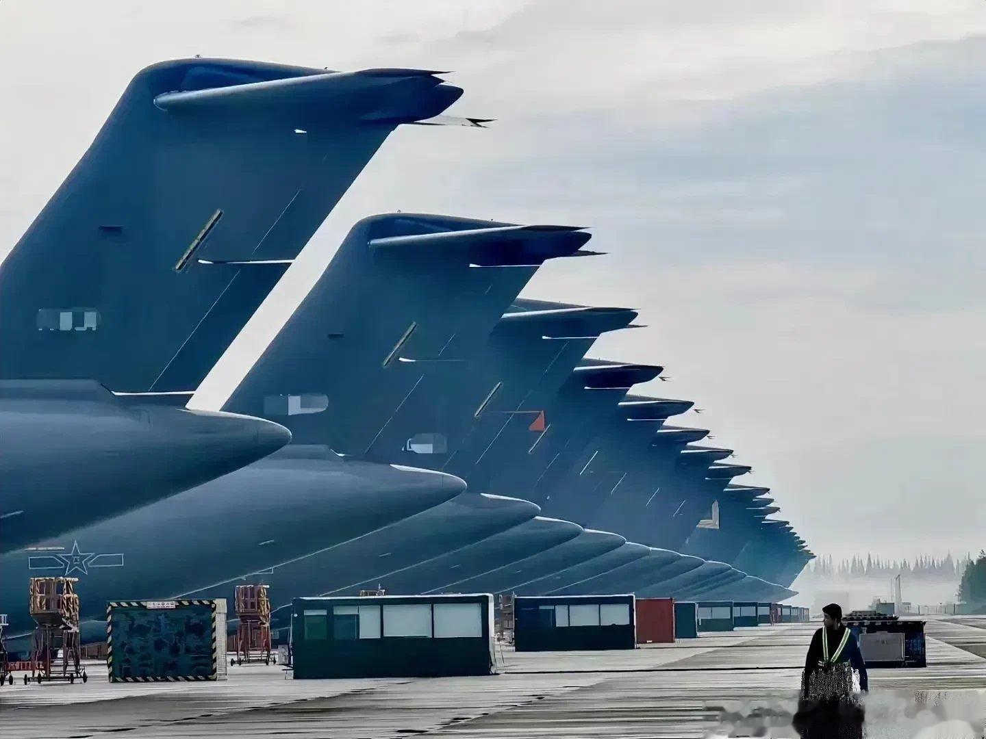 好家伙，我直呼好家伙，约21架运-20大型运输机一字排开同框停放，这场景也太壮观