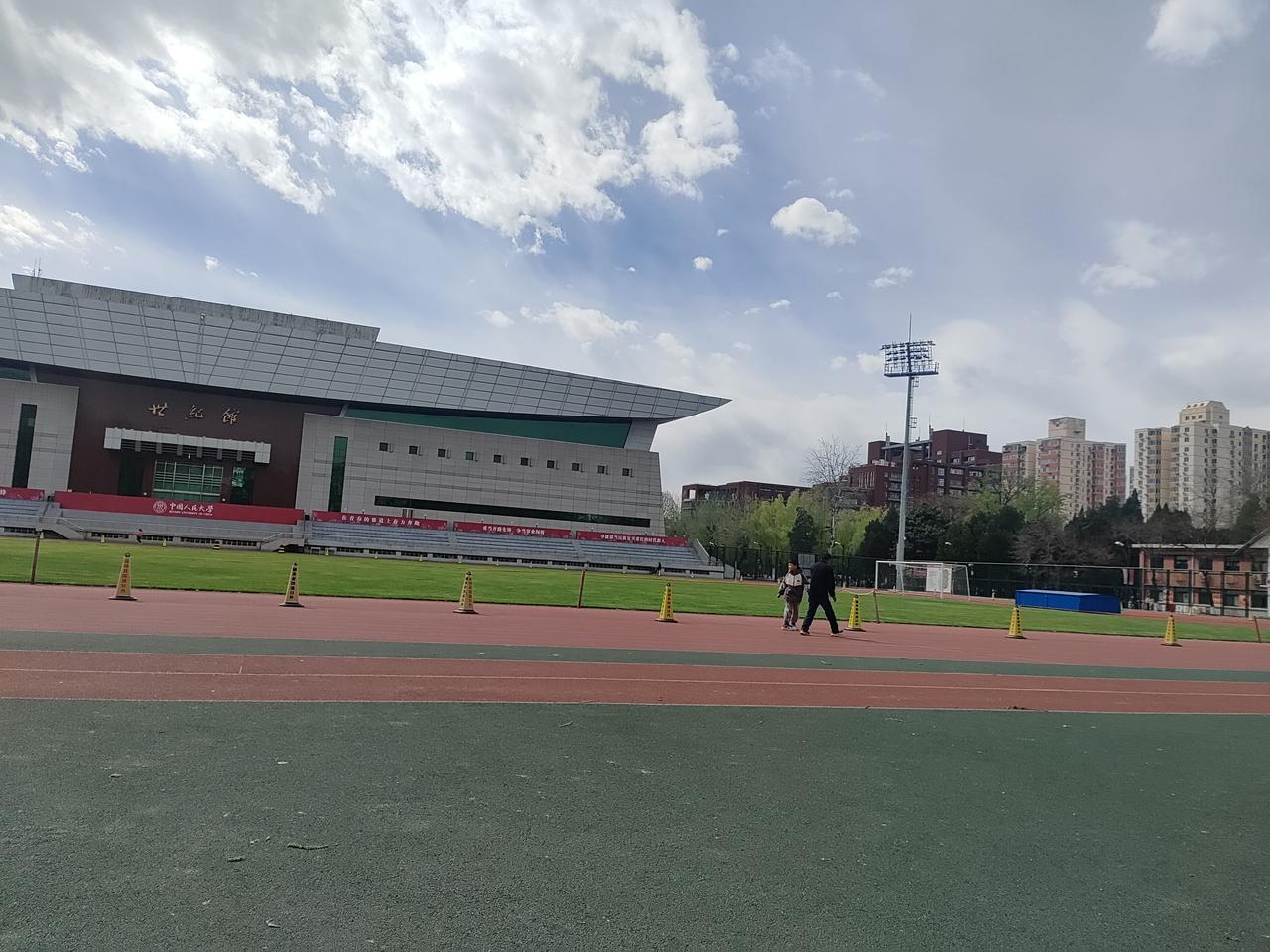走在人民大学的操场，
微风拂过脸颊，也吹走了往日的疲惫。这里没有外界的喧嚣，只有