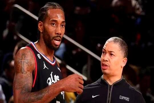 送走中锋，反而防住了NBA第一中锋约基奇。
 
终场哨响，快船115比114赢了