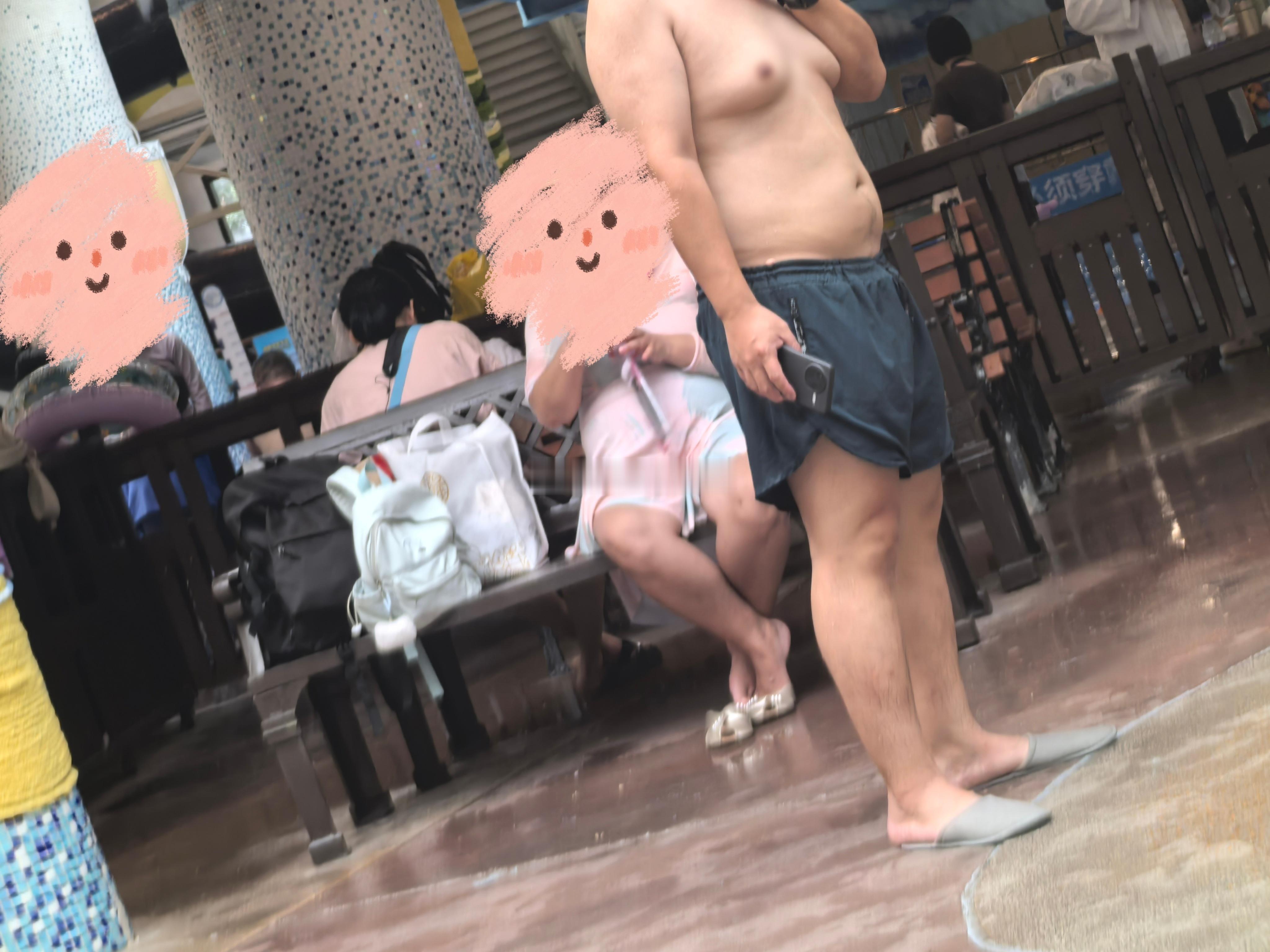 在水世界玩我发现哦现在很多男的熊都比女的长的好