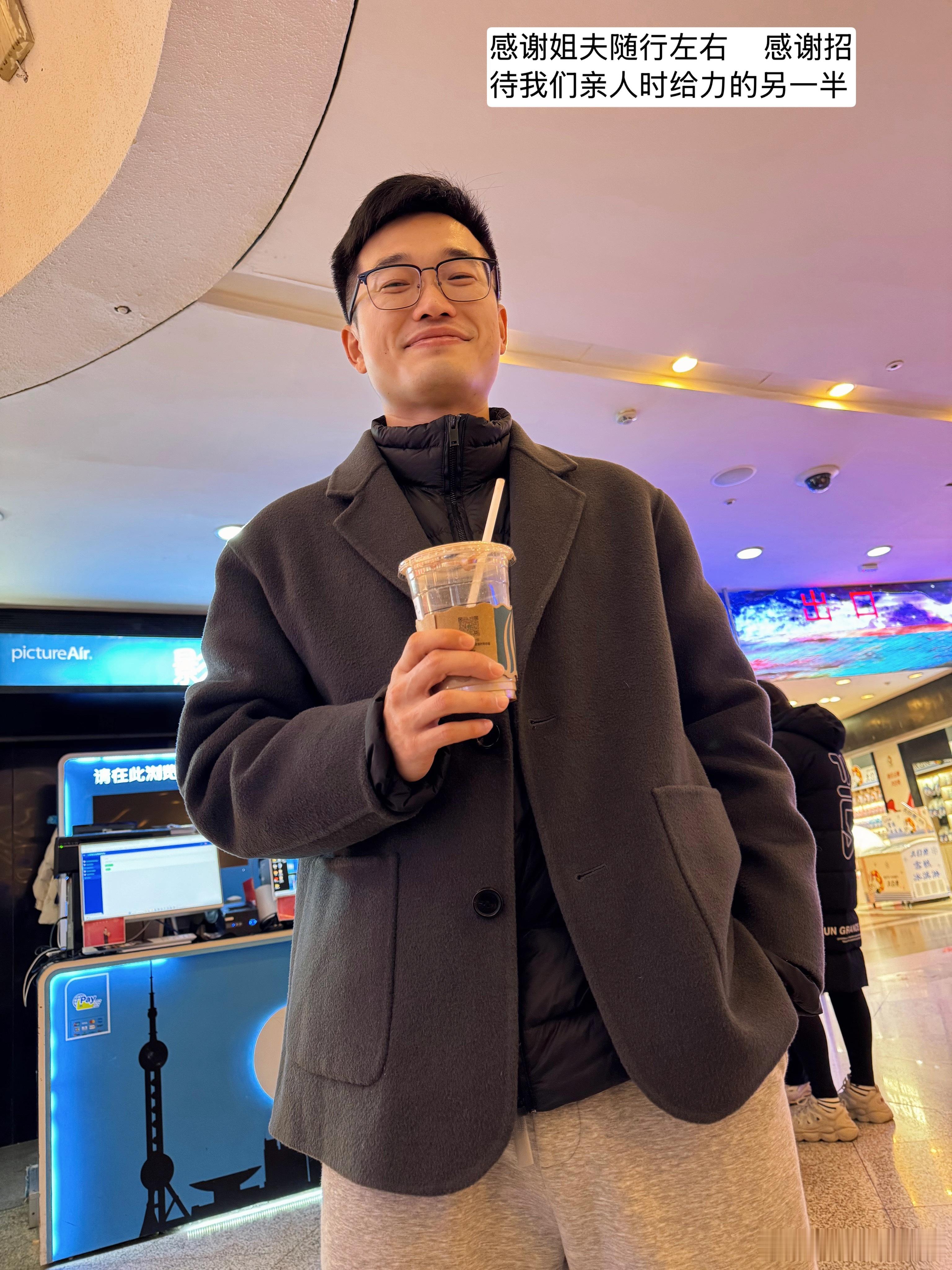 拿铁时间  哎哟妈呀，今天就是绕着上海一整个疯狂地跑，接我阿姨们去东方明珠去外滩