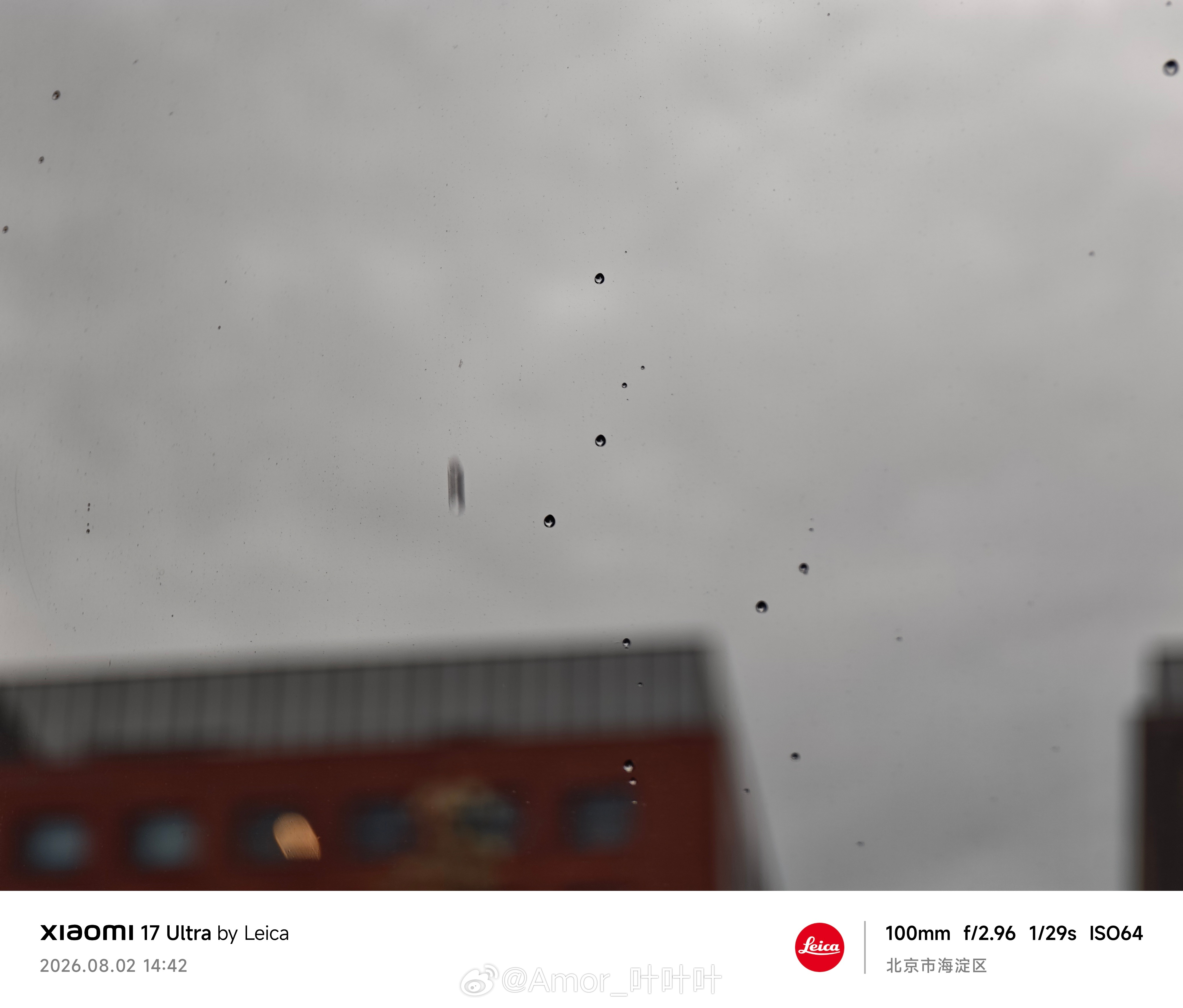 哗擦，狂风暴雨即将来临，一滴雨，尿了过去。 