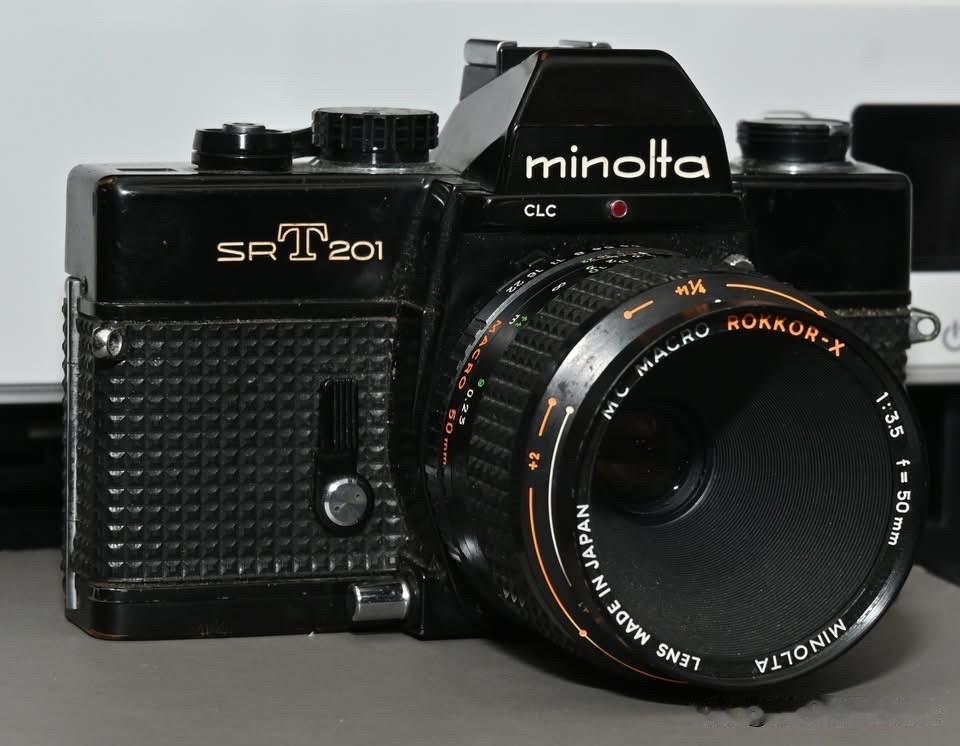 一台定制版Minolta SRT201单反相机。


Minolta SRT20