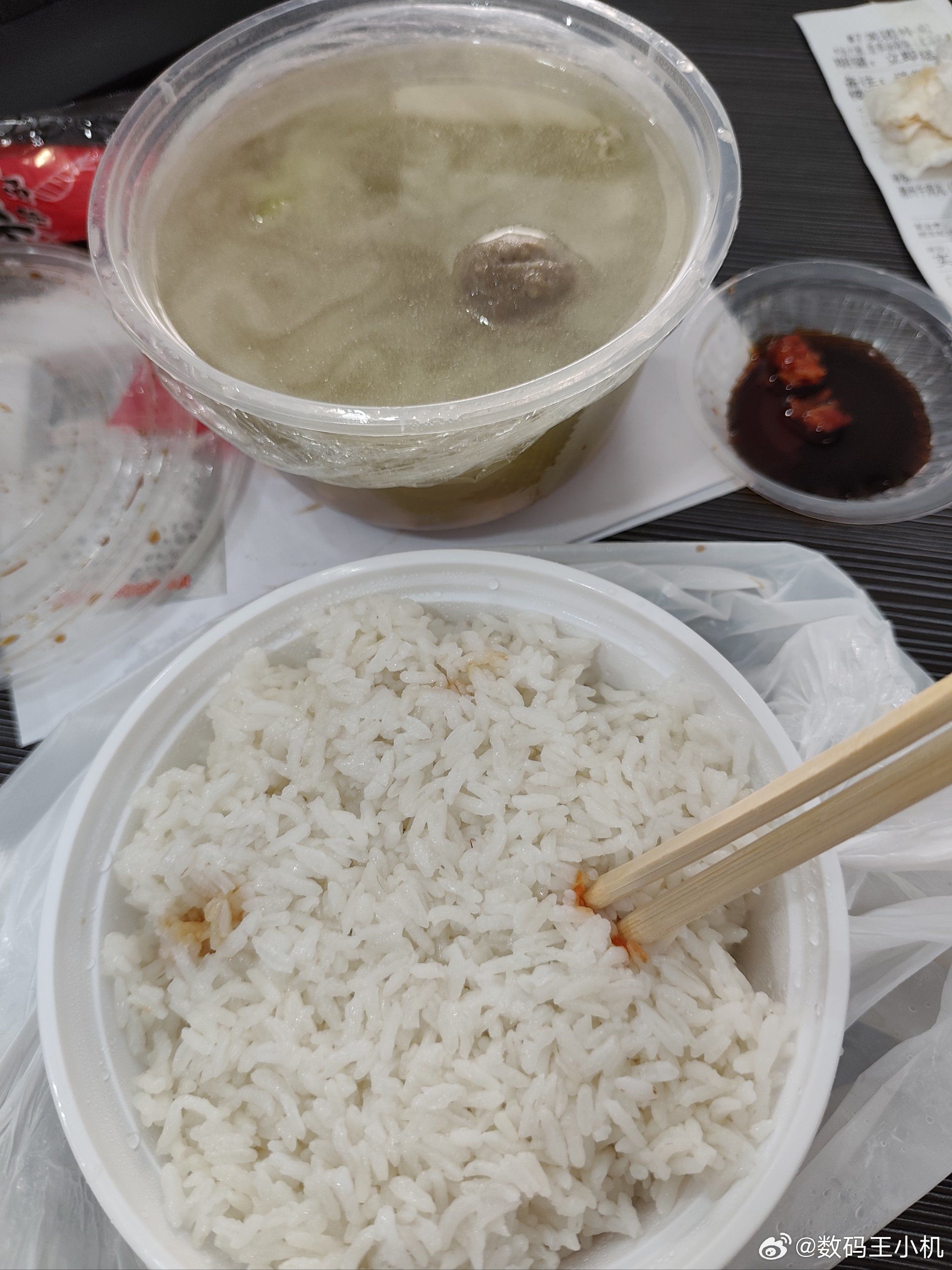 吃完外卖最好把汤倒了再扔我是这样的，每次一些剩汤，剩菜都会干湿分离处理好，再把空