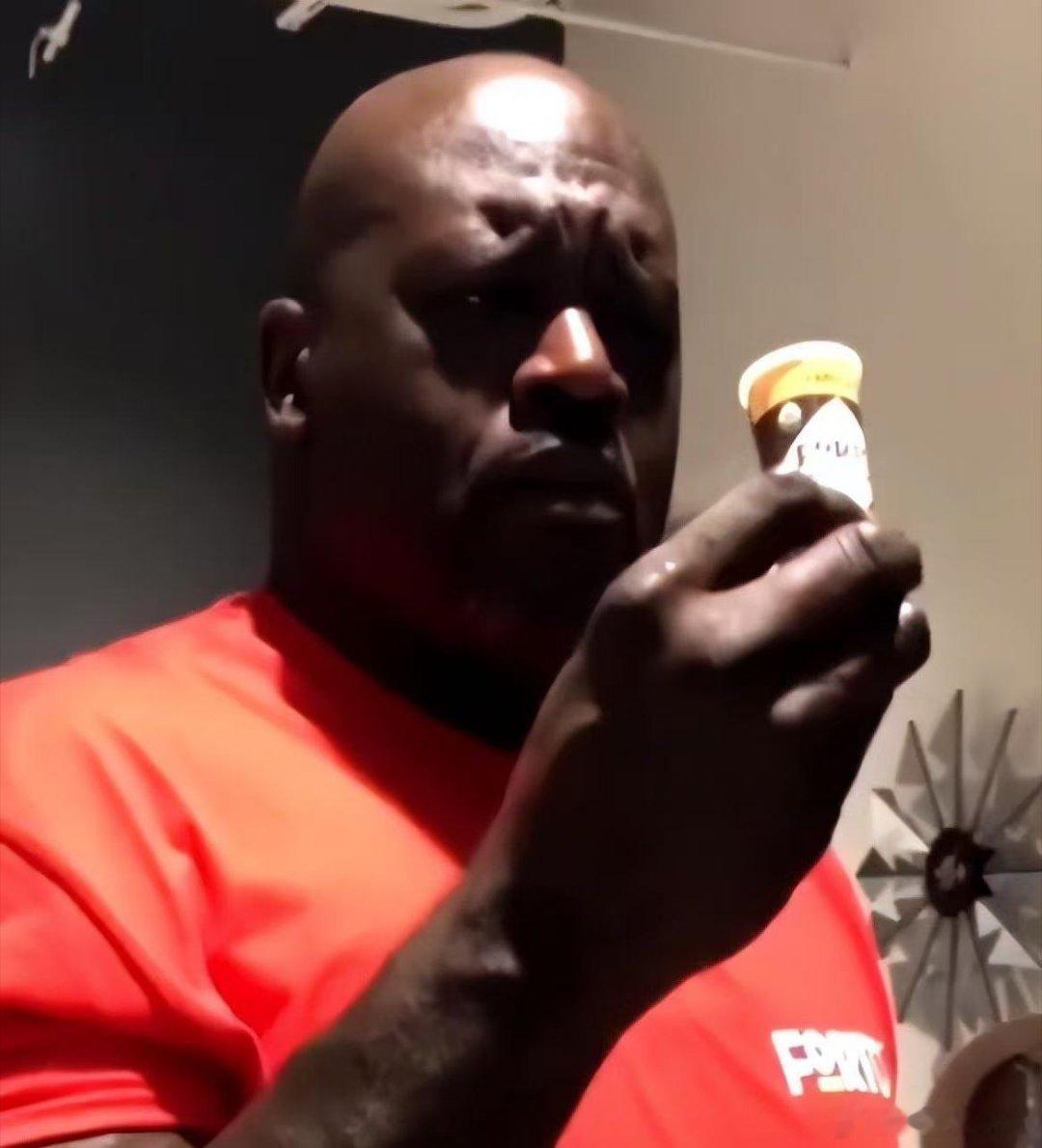 还以为奥尼尔被盗号了🎤谁能料到篮坛巨星跨界唱中文歌，AI生成奥尼尔舞台版那个女