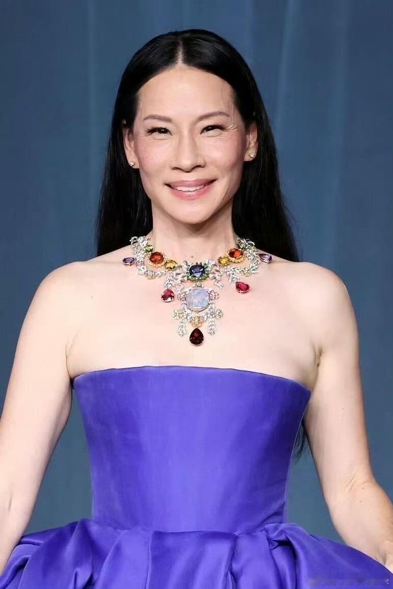 56岁的刘玉玲刘玉玲亮相奥斯卡博物馆盛典刘玉玲亮相奥斯卡博物馆盛典，依旧女王，[