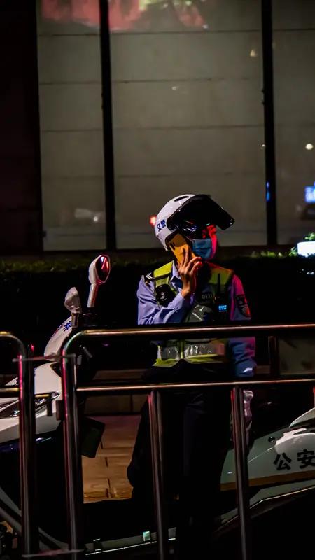 民警帮嫌疑人接娃 最近看到一则暖心新闻，民警执法也能如此柔情。有民警在执行任务抓