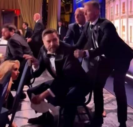 白宫晚宴外突发枪击事件。
在特勤局的迅速反应下，万斯第一时间被安全护送撤离现场。