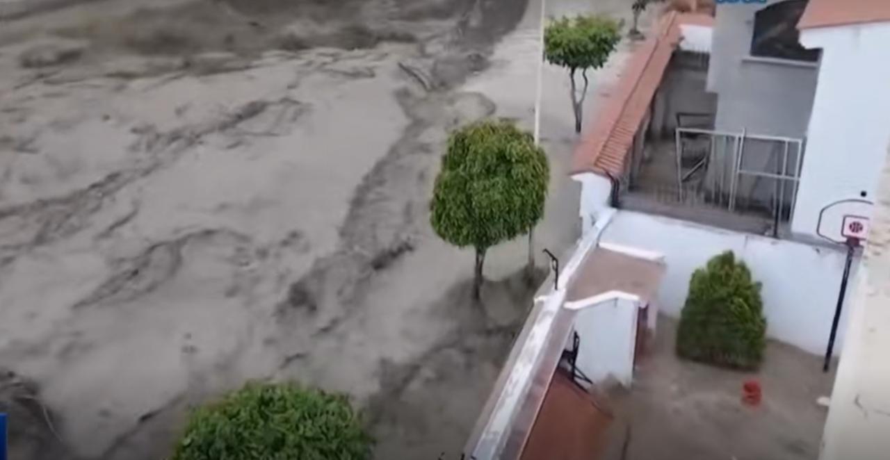 秘鲁多地遭遇强降雨引发的泥石流灾害，浑浊的泥浆裹挟着杂物汹涌而至，瞬间吞噬街道与