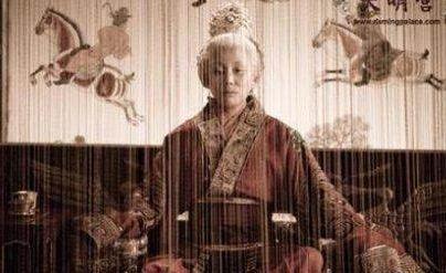 34岁的大汉太后梁妠在公元150年病危，临终前命人把自己抬到大殿，当着满朝文武宣