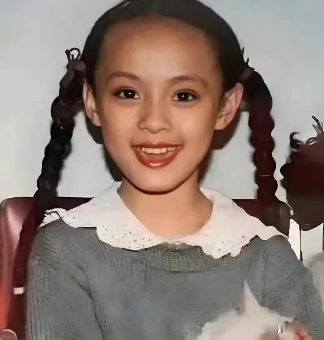 小时候的孙俪，
还是个完全不起眼的灰姑娘，
然而女大十八变，
现在的孙俪已是内娱