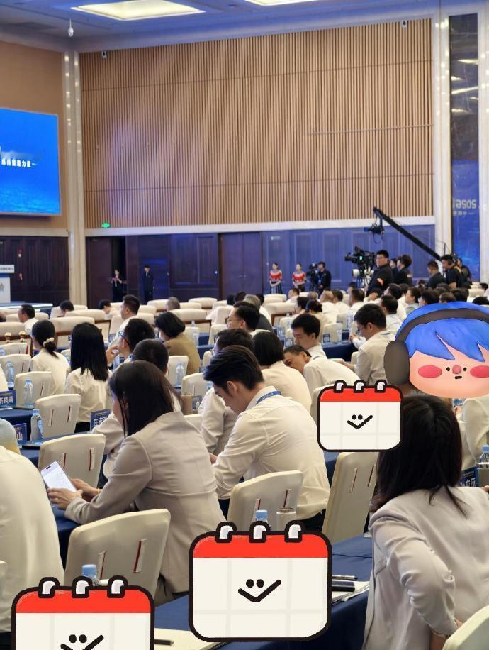 于适参加2026中国网络文明大会，好正，也有好背肌