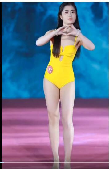 这位哪哪都充满日常生活味道的选美冠军，需要仔细品味。很快你就会发现她全身上下都散