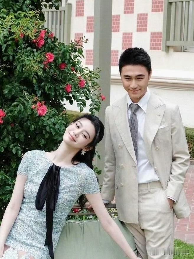 奚梦瑶爸爸做外贸
妈妈是老师，她是独生女，四太背调她的时候就已经对她的底细摸得很