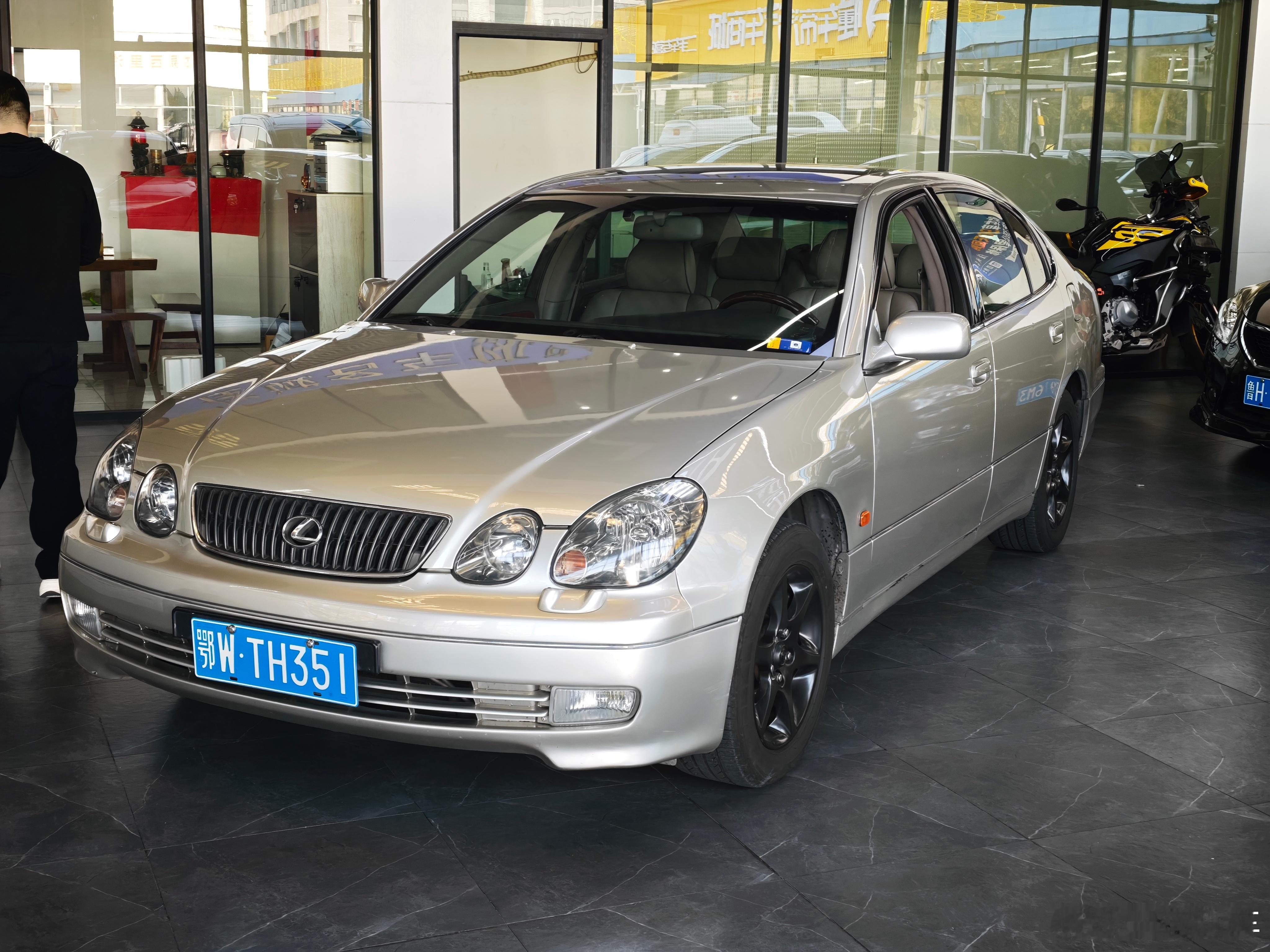 有点意思 这个老GS 03年的车 纯纯老咕噜棒子 但是内饰用料是真扎实 我特别喜