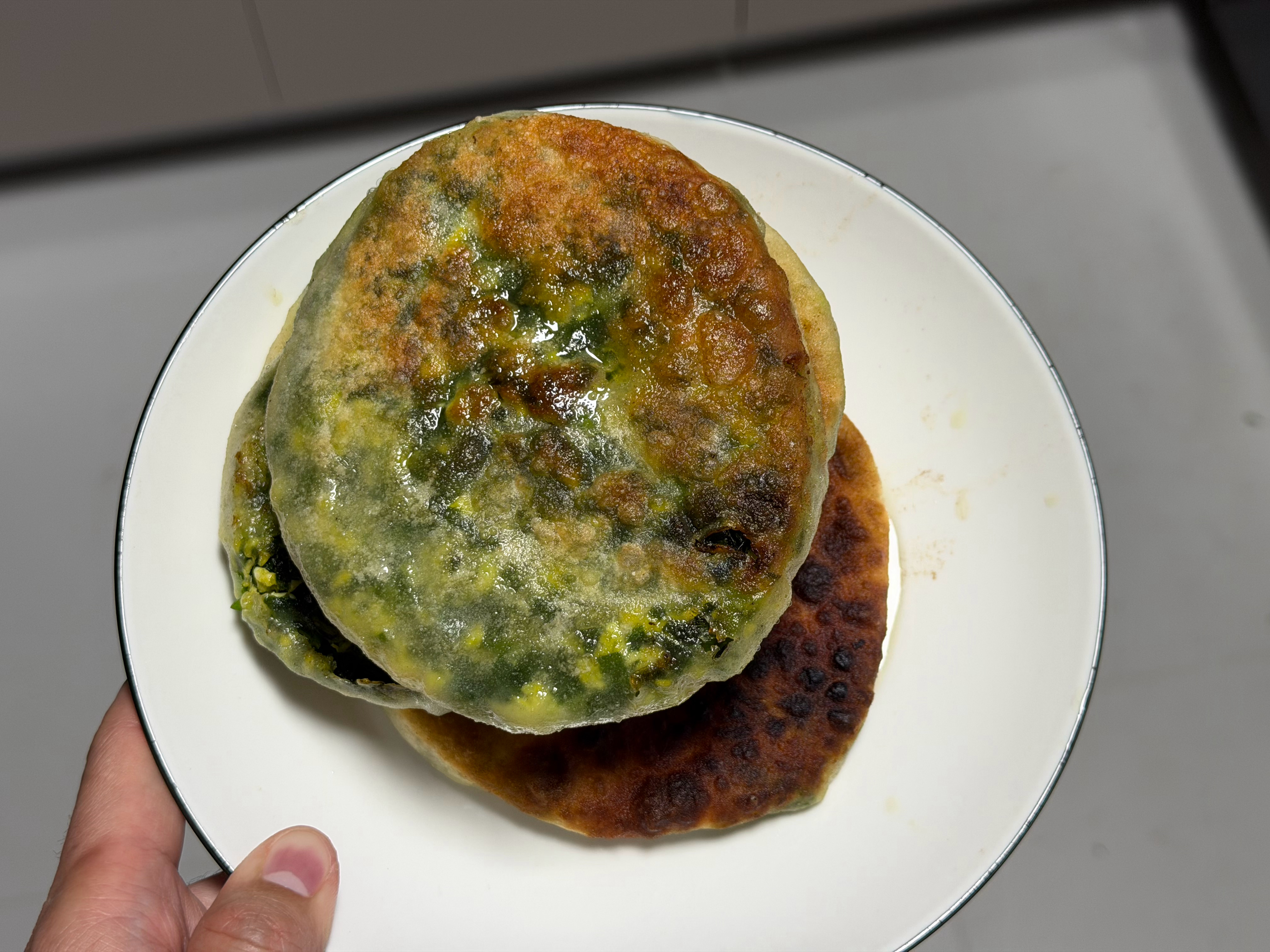 又到了吃晚饭的环节，今天依旧是老妈馅饼儿！欧哥没喝粥，单纯吃了六个馅饼，但我还没