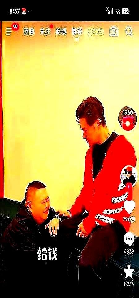 往年春节谢金躲讨红包的徒弟躲得比兔子还快。
 
去年跟李鹤东跑了二十多场巡演，从