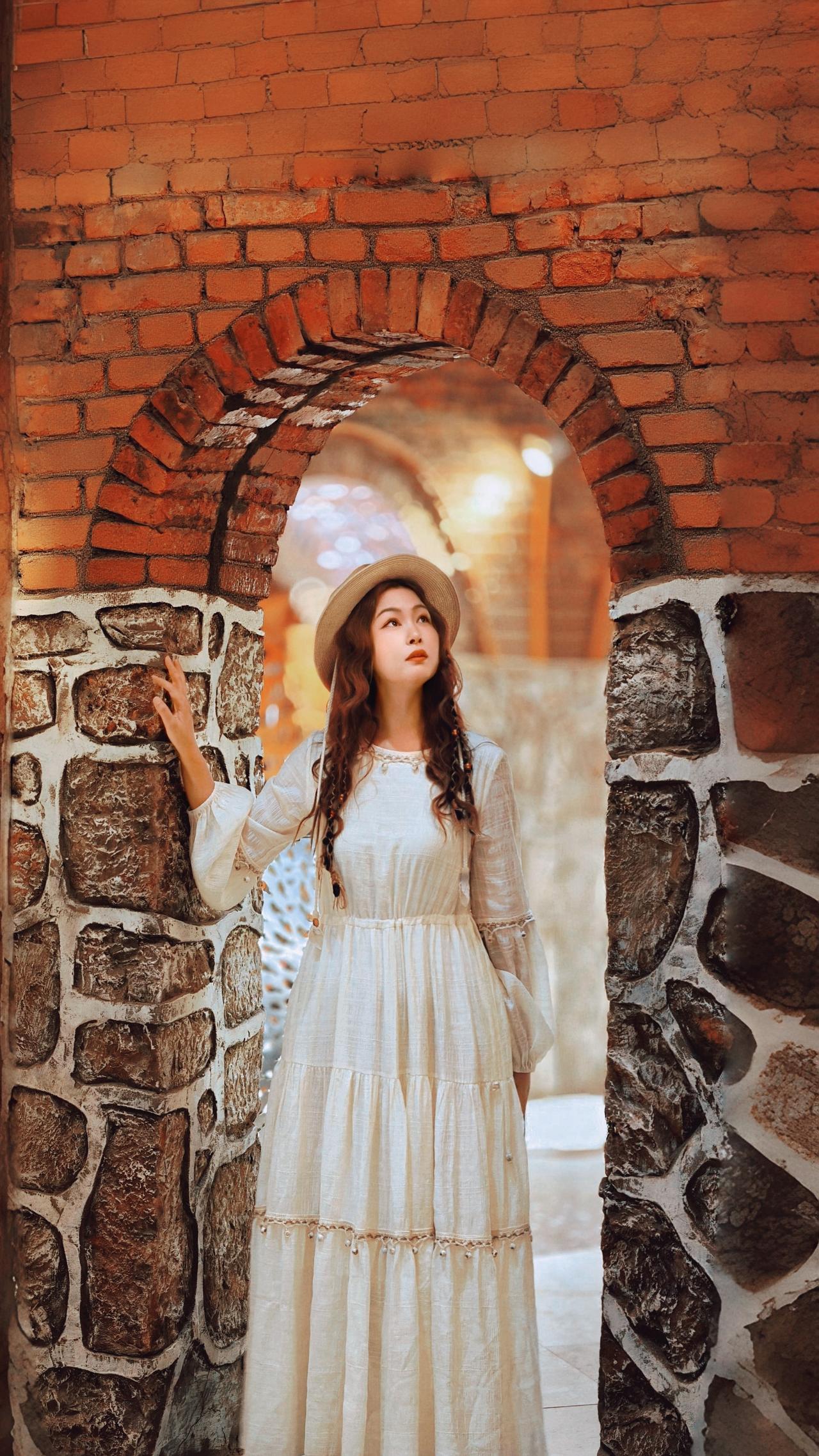 我为你原创设计了这款流苏大摆裙，取名《白月光》。选用月光般柔和的米白色，搭配岩石