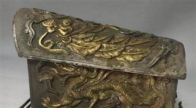 一口巴掌大的金棺，被一条唐朝的丝带系着蝴蝶结，封了整整1300年。全中国最顶尖的