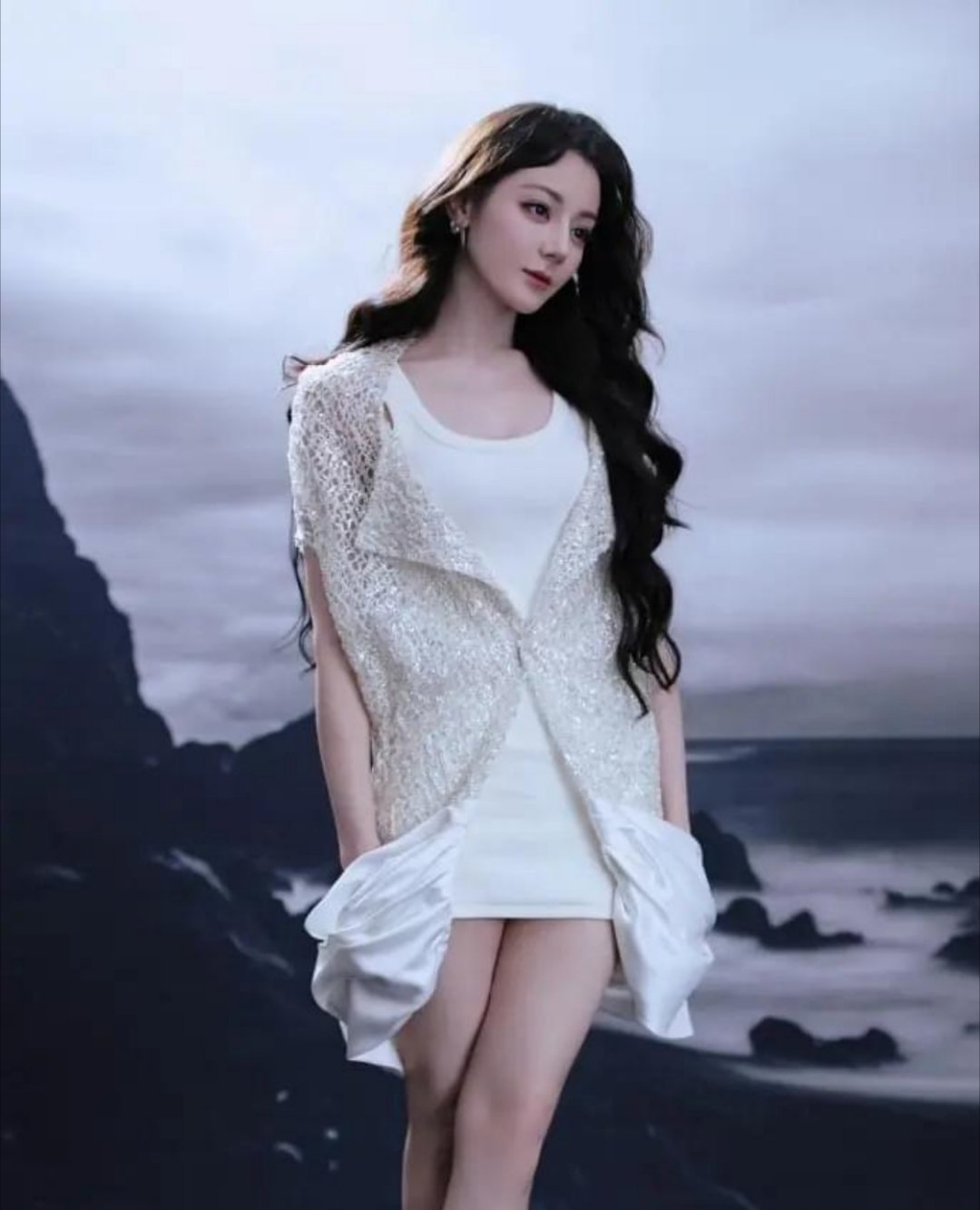 迪丽热巴已安全回国历经近4天滞留风波，迪丽热巴顺利归国！素颜风衣造型状态在线，粉