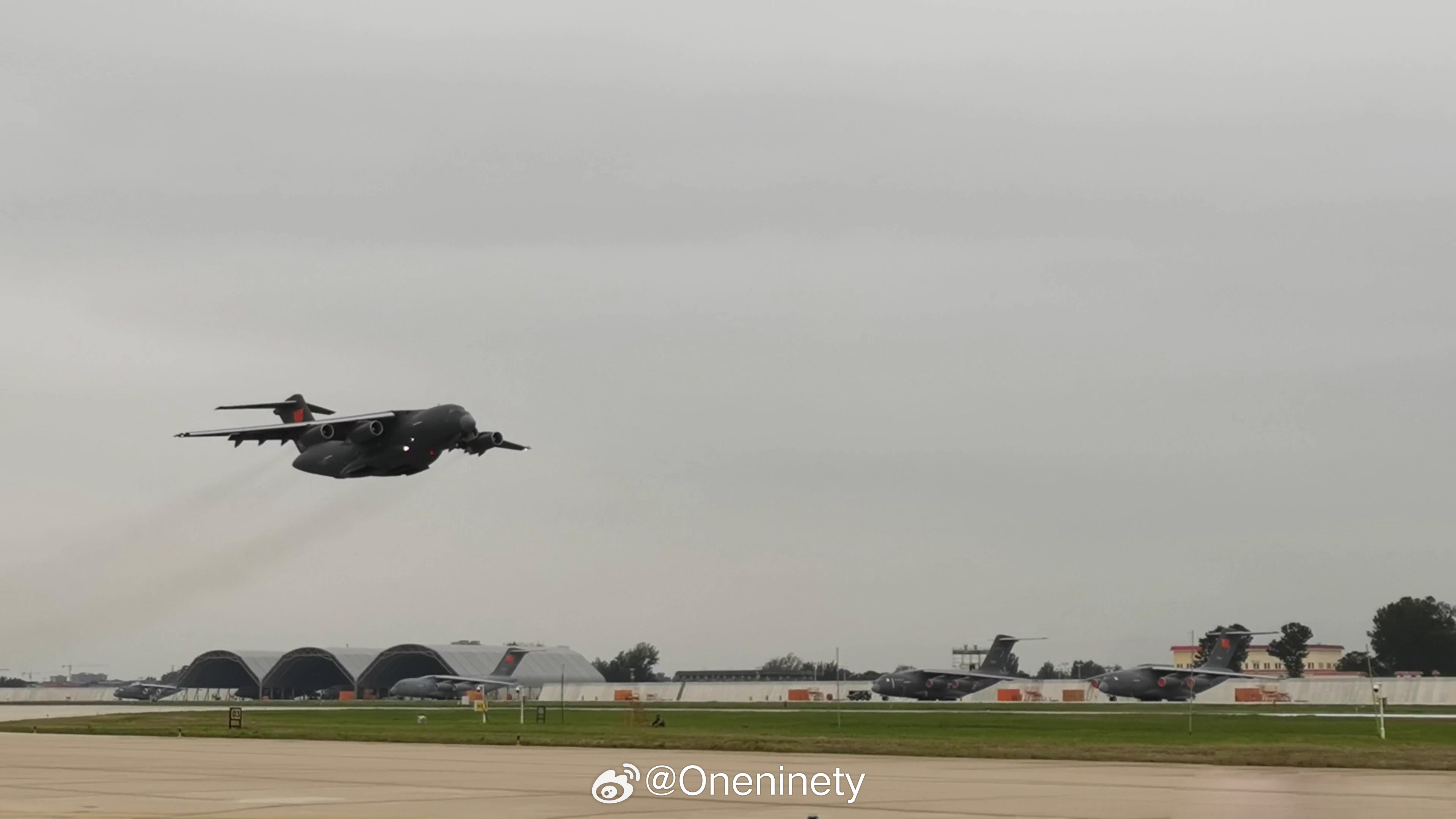 中国空军一架运-20军用大型运输机从华中某机场起飞，执行赴韩国接运第十二批在韩志