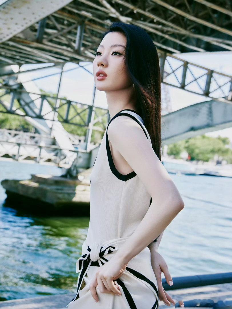 塞纳河畔的法式松弛感✨，单依纯一身香奈儿黑白镶边丝质长裙，利落 V 领 + 侧边