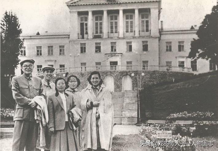 张闻天和刘英到苏联列宁格勒看望中国留学生时同何方(左二)、宋以敏(右二)及留学生