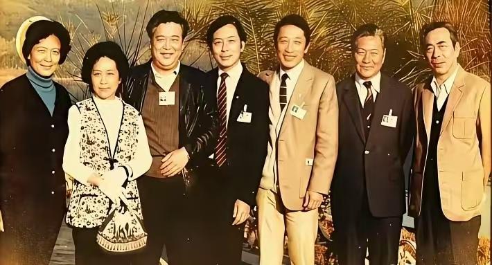 这是1965年，珠影拍摄的经典电影《大浪淘沙》主要演员在八十年代的合影。
从左到