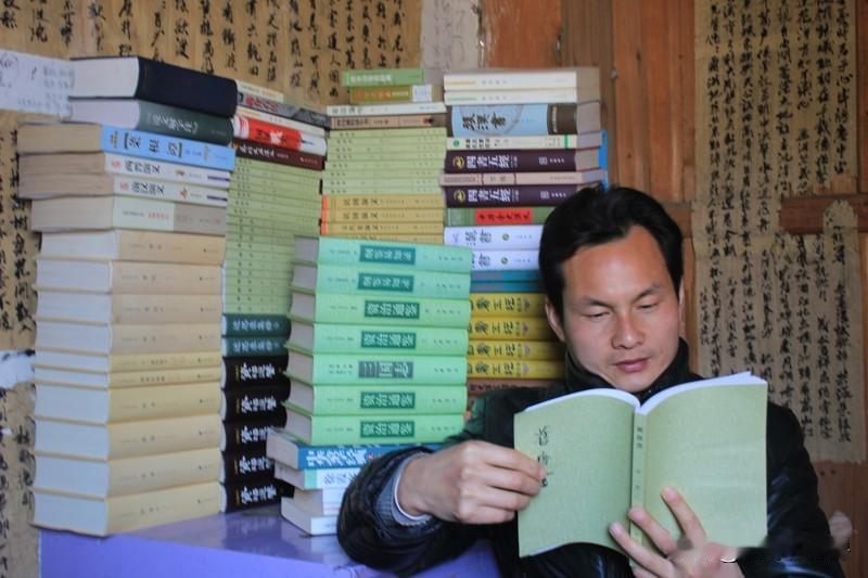 读书的最大意义，我觉得在于构建认知坐标系和实现双重解放。通过书本，我们能突破时空