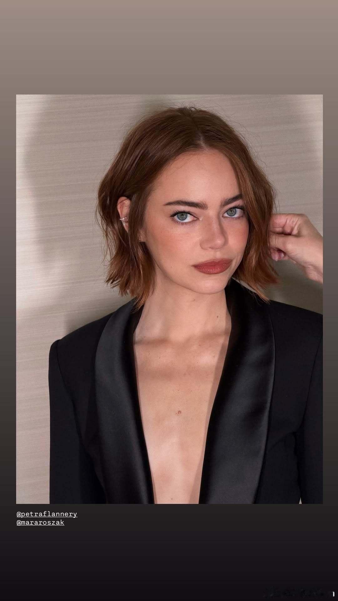 Emma stone艾玛斯通今天出席奥斯卡提名午宴的妆发私照，静候各大颁奖礼的造