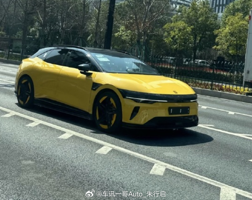 极氪007GT猎装版的实车曝光黄色的配色看着还挺年轻运动不过车顶倒是没配激光雷达