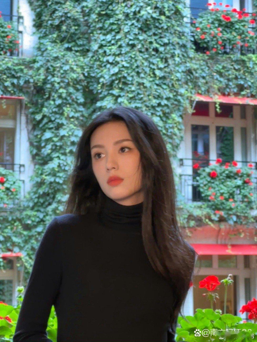 周也确实美得好轻松！就这样一个简简单单普通的妆造也很漂亮捏！ ​​​