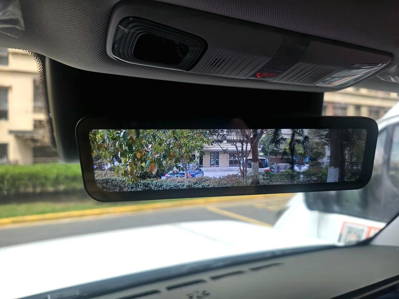 凯迪拉克，全球第1个把流媒体后视镜搬上车的品牌，但其实流媒体后视镜有一个比较尴尬