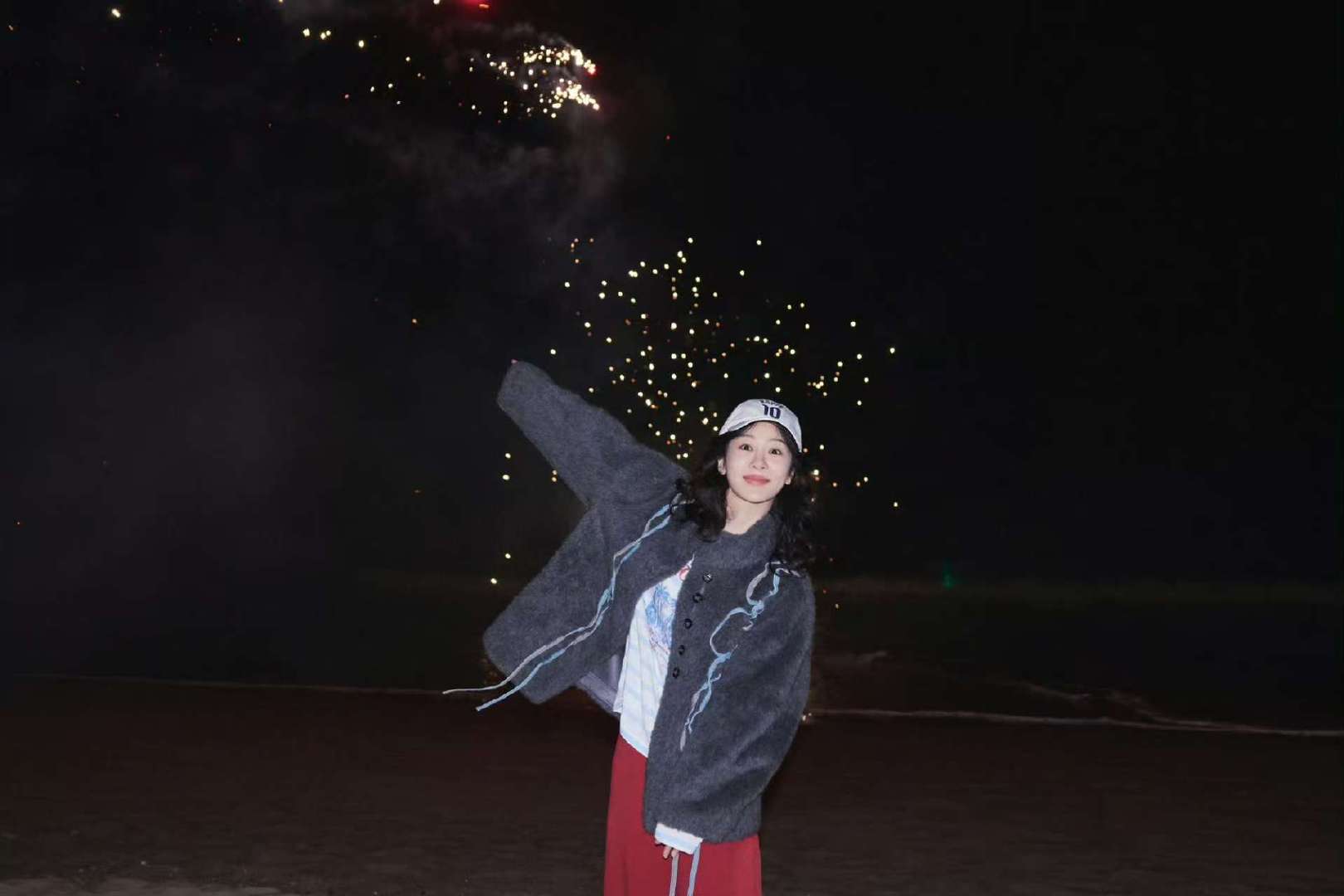 杨紫海边放烟花照杨紫庆祝国色芳华一周年太美啦！ 