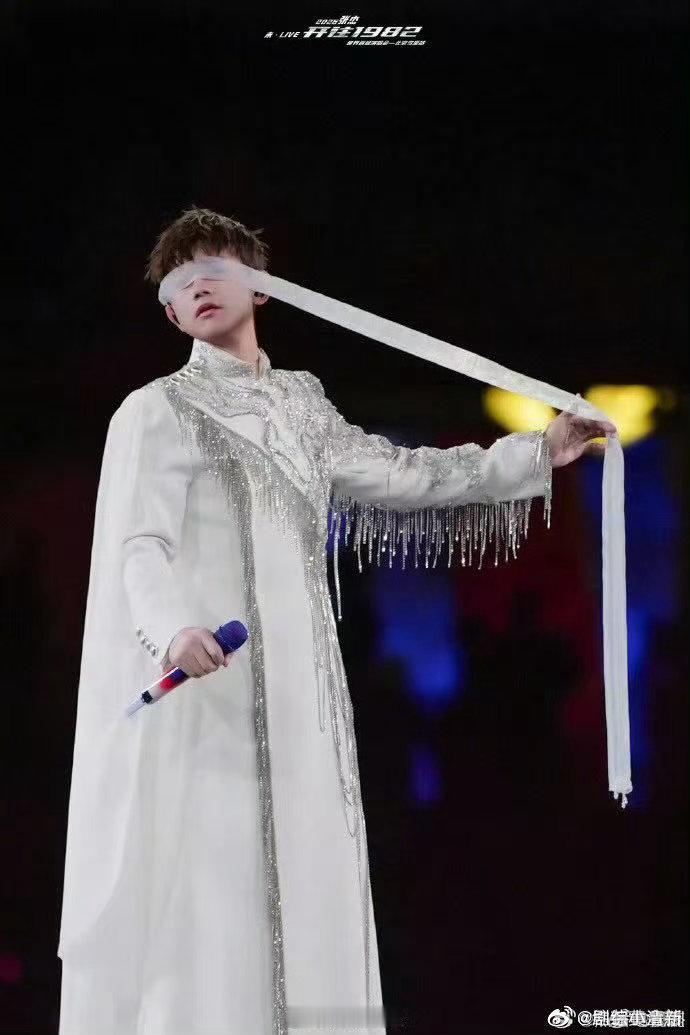 张杰一首歌两分半我唱了两分半 我妈问我为什么看个演唱会嗓子哑了，我说张杰一首歌两