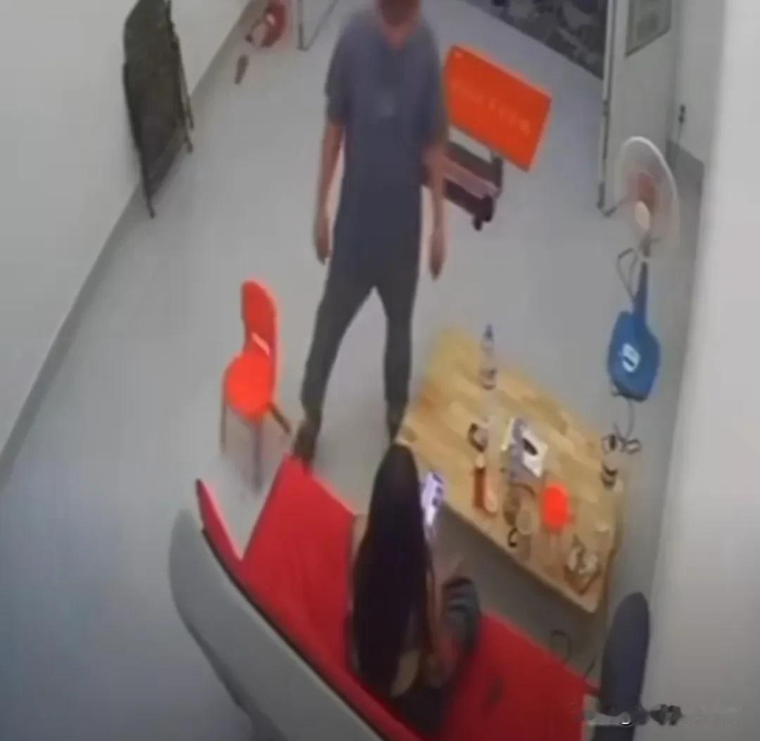 11月13日晚上11时许，柬埔寨金边，一段按摩女郎被暴力殴打的视频在金边的社交平