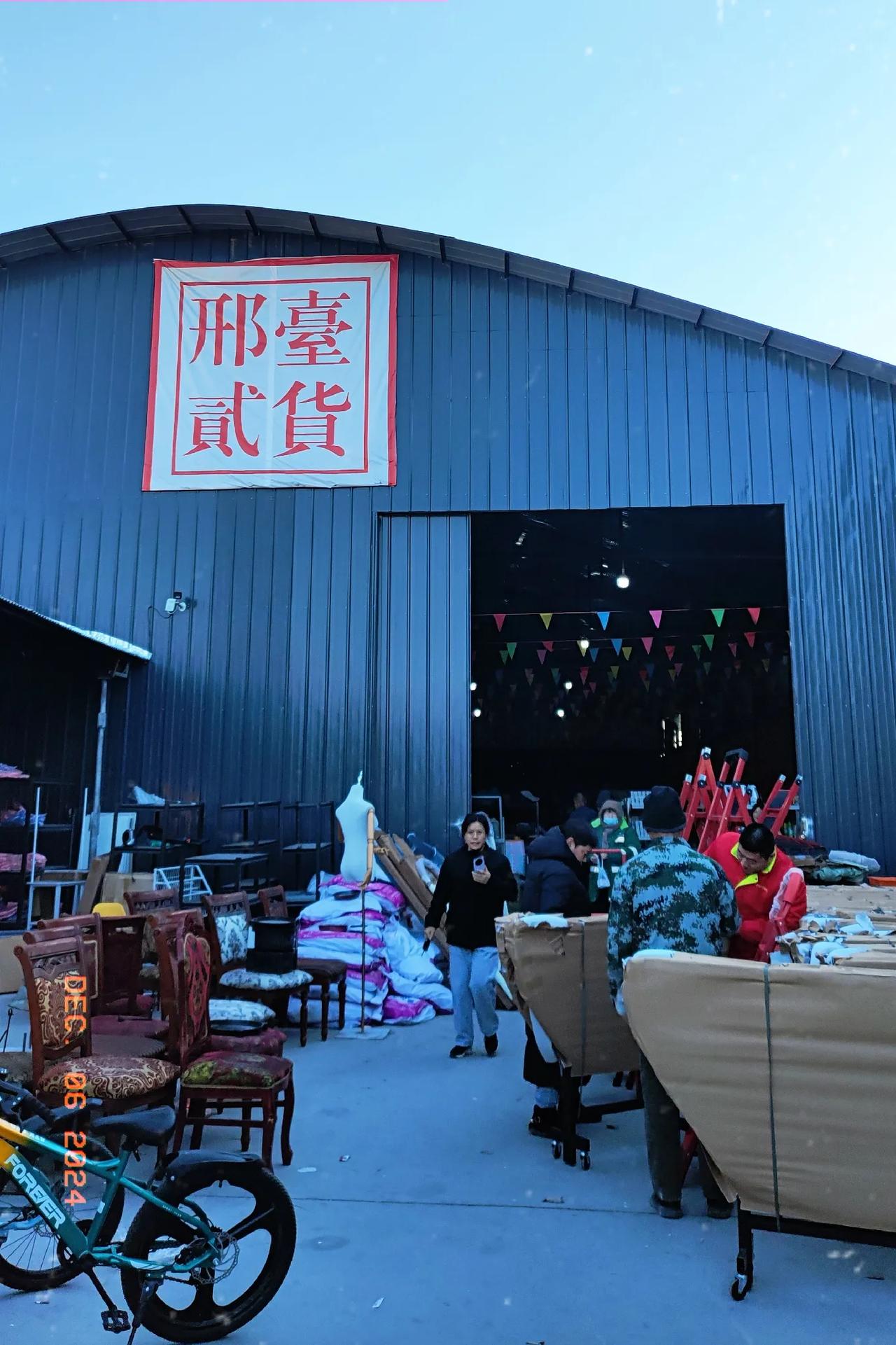 “不是新货买不起，只是贰货更有性价比”。
现在居民的消费观更注重实用性了，二手仓
