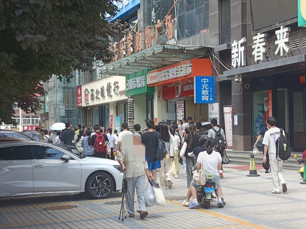 如果没有暑假班这些学生，这三层商铺可想而知，学生才是真正的消费力，超市里18元的