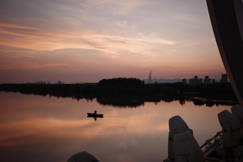 “日落西山霞光起”这上联太妙了，勾勒出一幅绝美画面。我觉得“月升东海繁星拥”能与