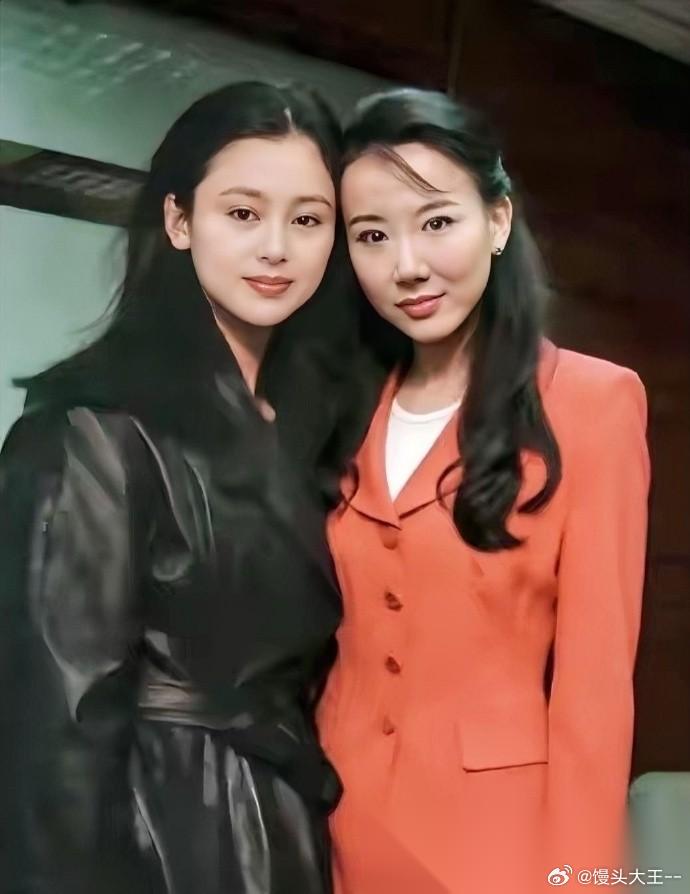 她两个还有过合照嘛？我也是第一次见。 和台湾第一美女萧蔷同框，我再一次被陈红的颜