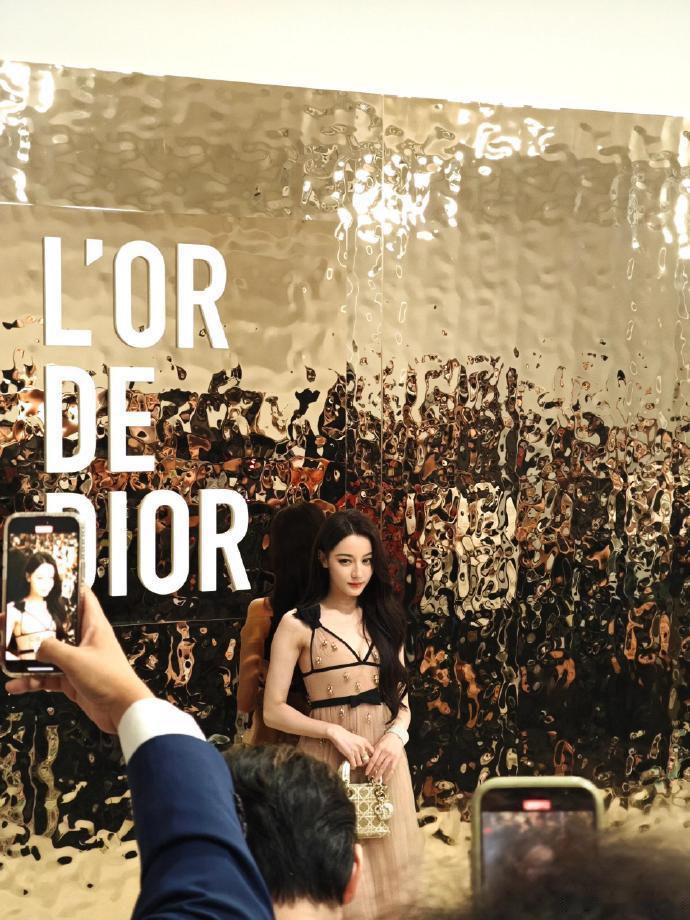 #迪丽热巴活动直拍生图##迪丽热巴吊带朦胧纱裙#迪丽热巴活动中的直拍生图，吊带朦