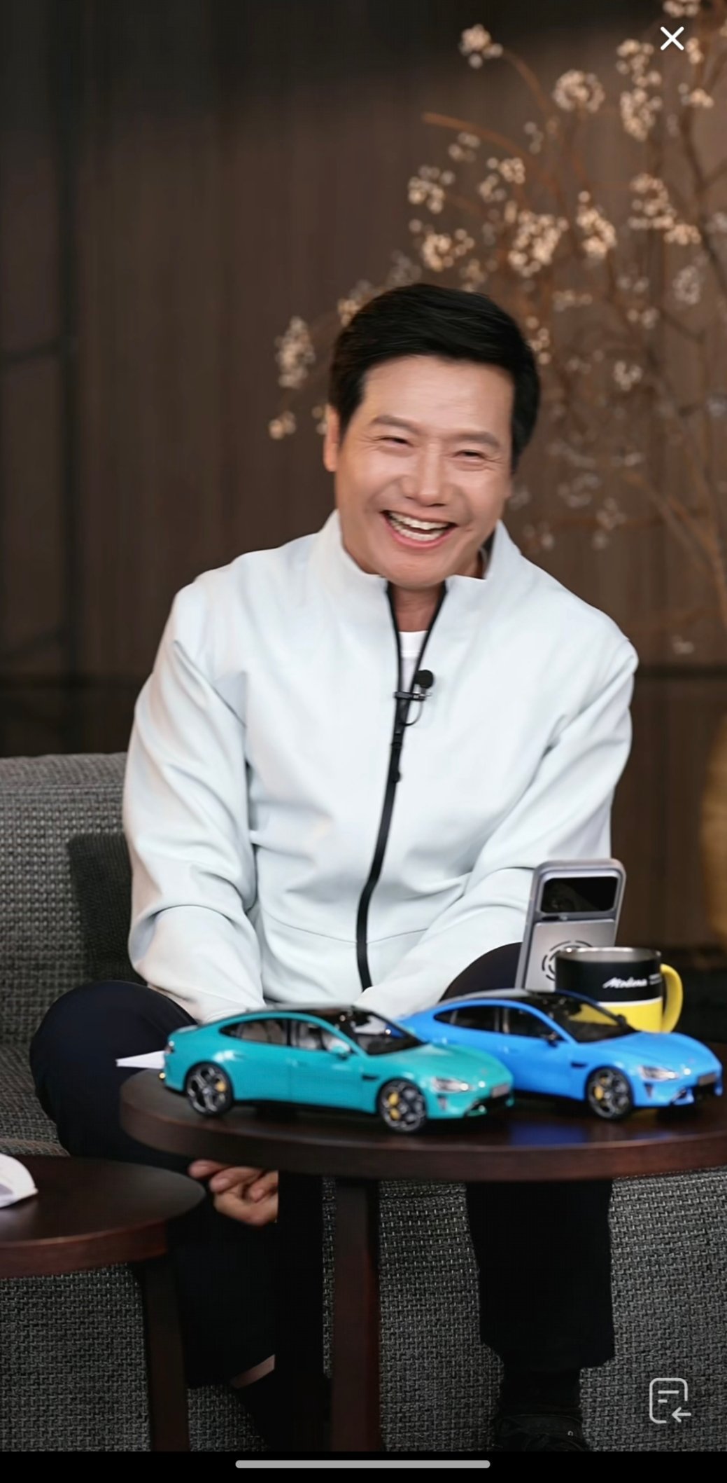 笑死了，雷军举着新SU7卡布里蓝的车模说：这个车模我能带走么？李肖爽：公司只有一