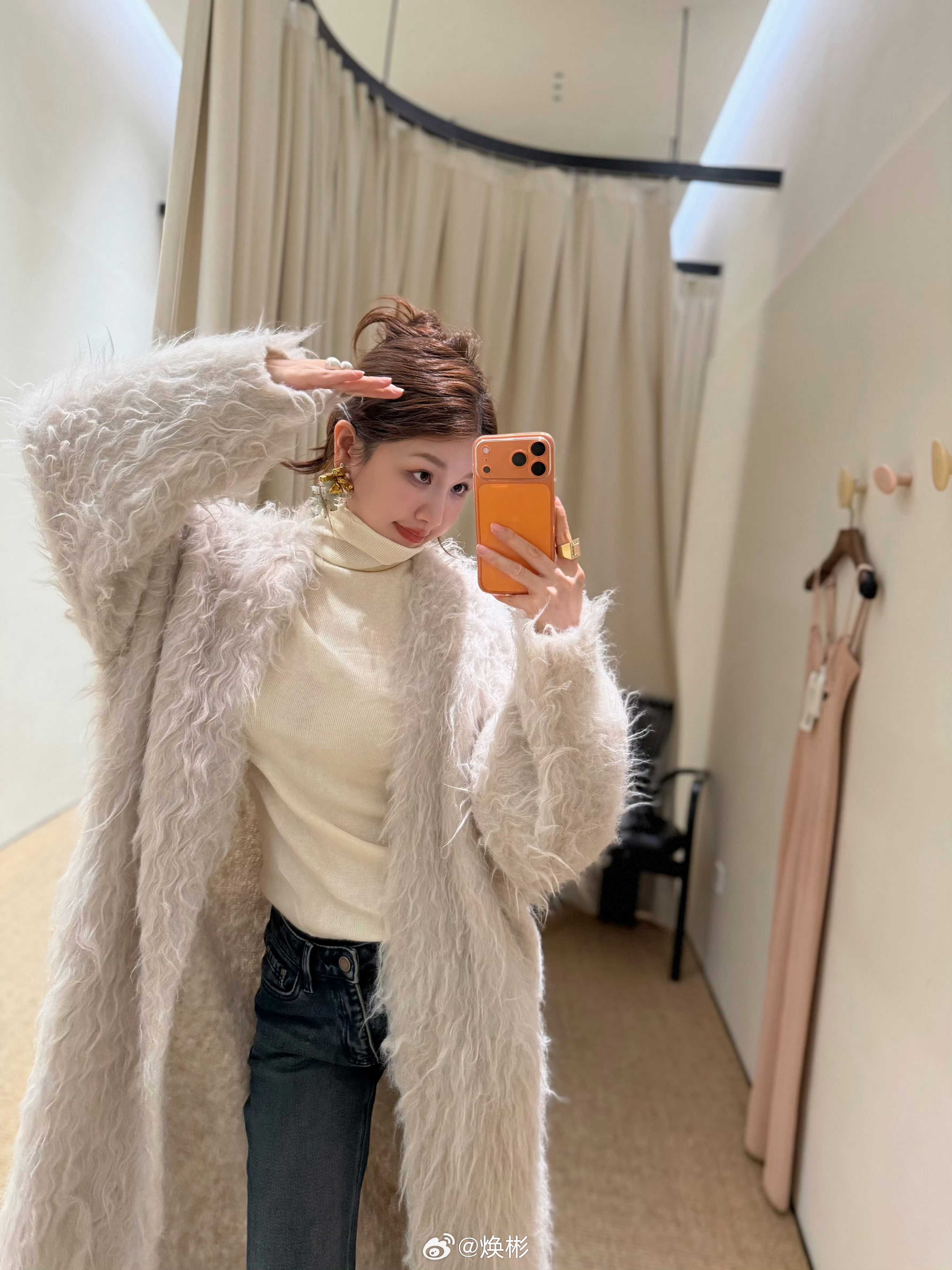 发现很多好看的小姐姐虽然买了iPhone 17 Pro Max，但是还是一直拿着