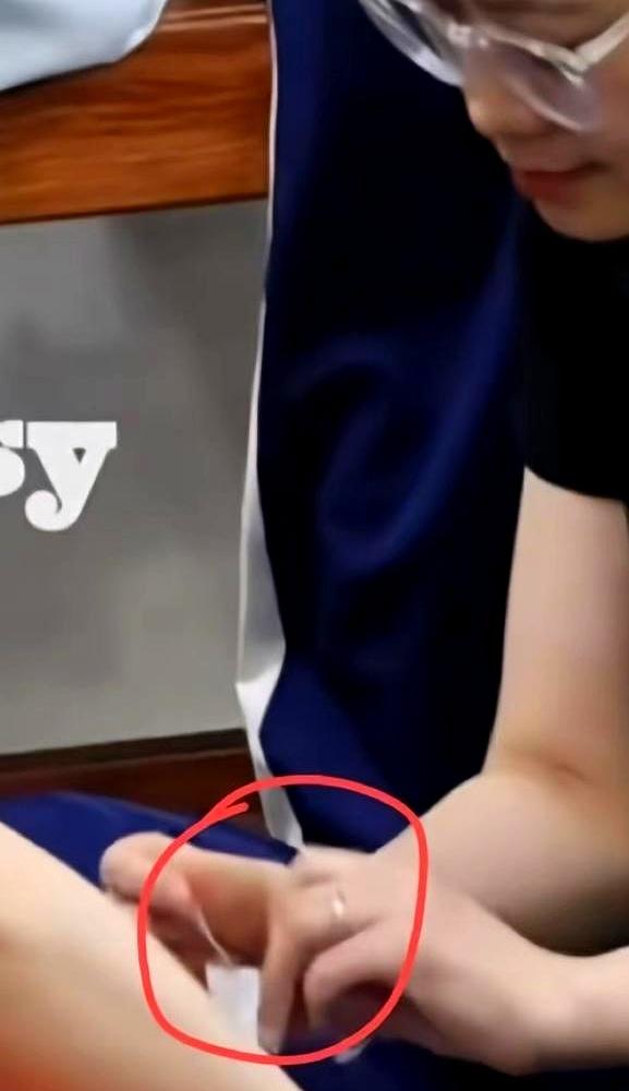 别再瞎传什么孙颖莎旧伤复发了，听着就来气
什么脚踝老伤，那都是迷惑对手的烟雾弹，